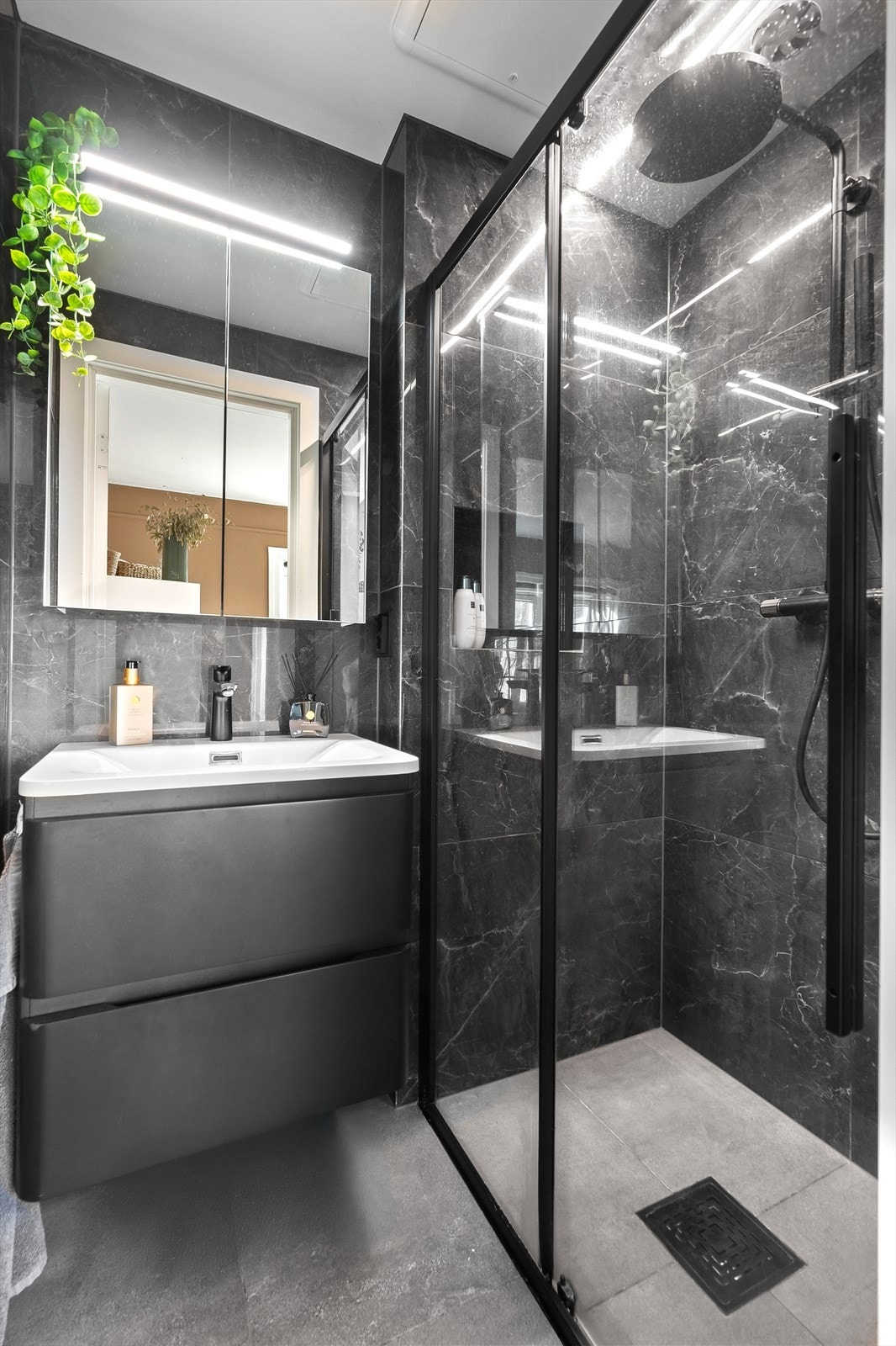 Rålekkert baderom pusset opp i 2023. Badet har flislagte overflater, elektrisk gulvvarme og innfelte downlights og ledstripe i himling. Galleribilde