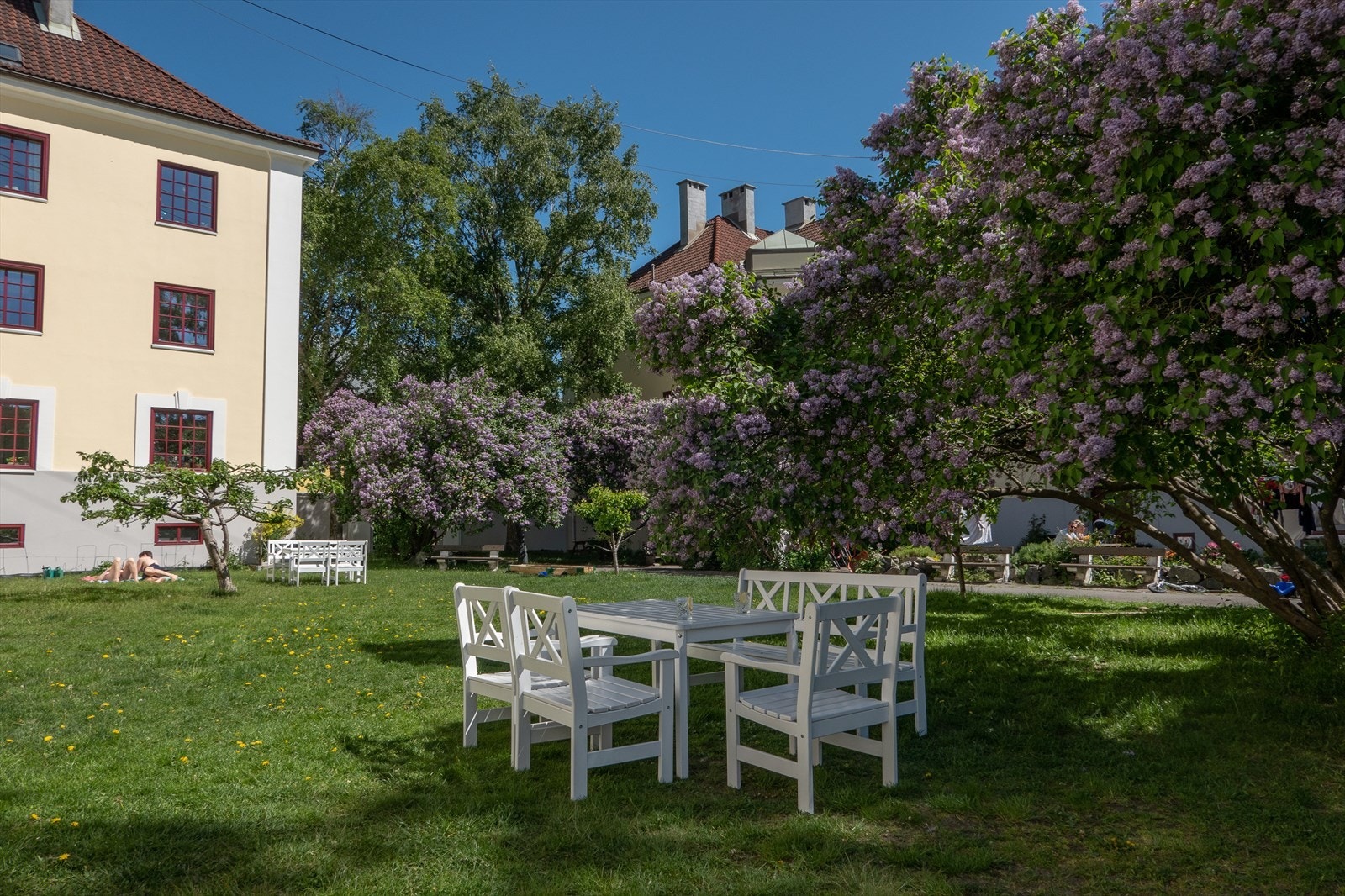 Leiligheten ligger i en nydelig gård fra 1929. Galleribilde