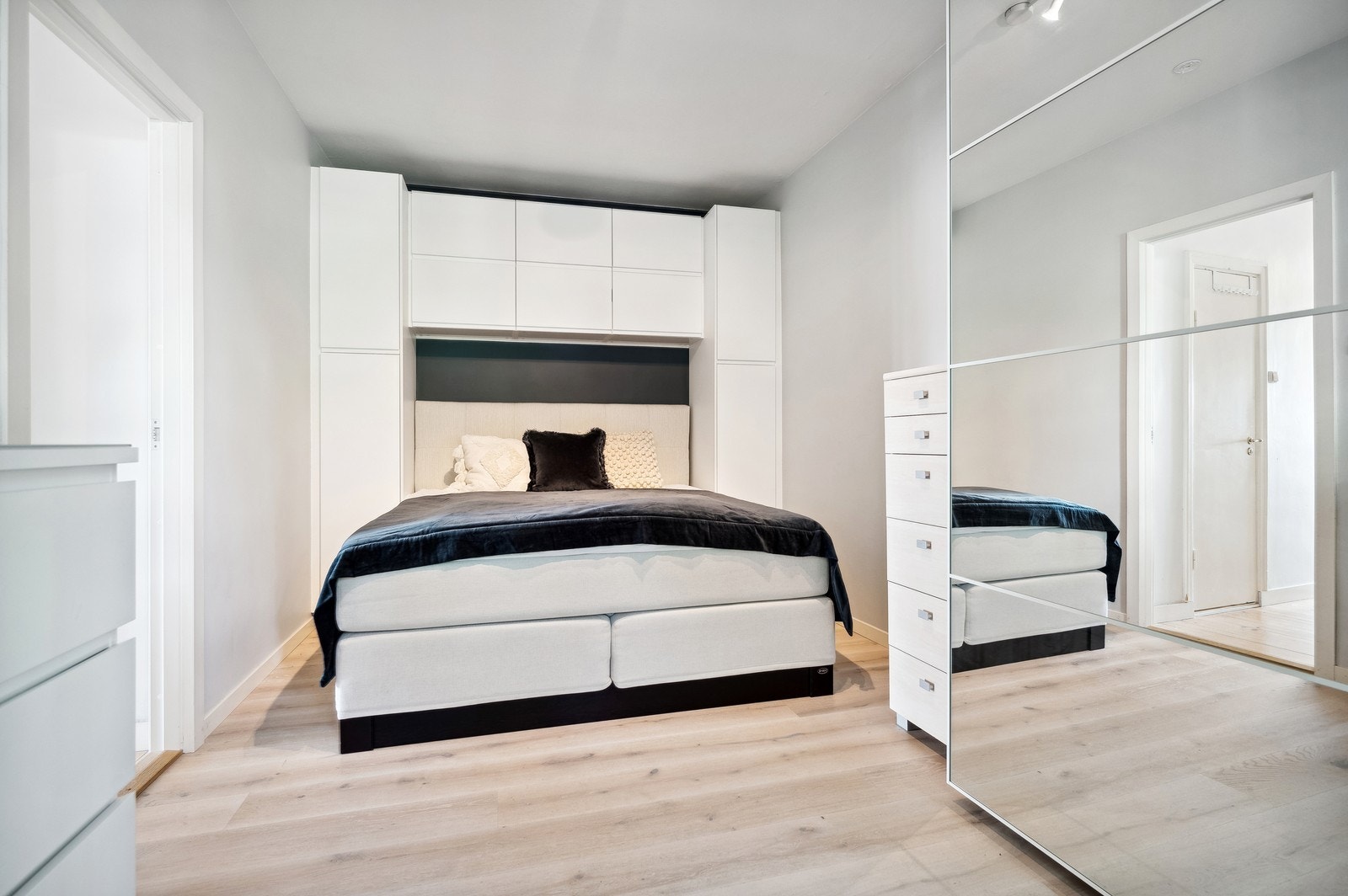 Lyst og romslig soverom med garderobeskap Galleribilde