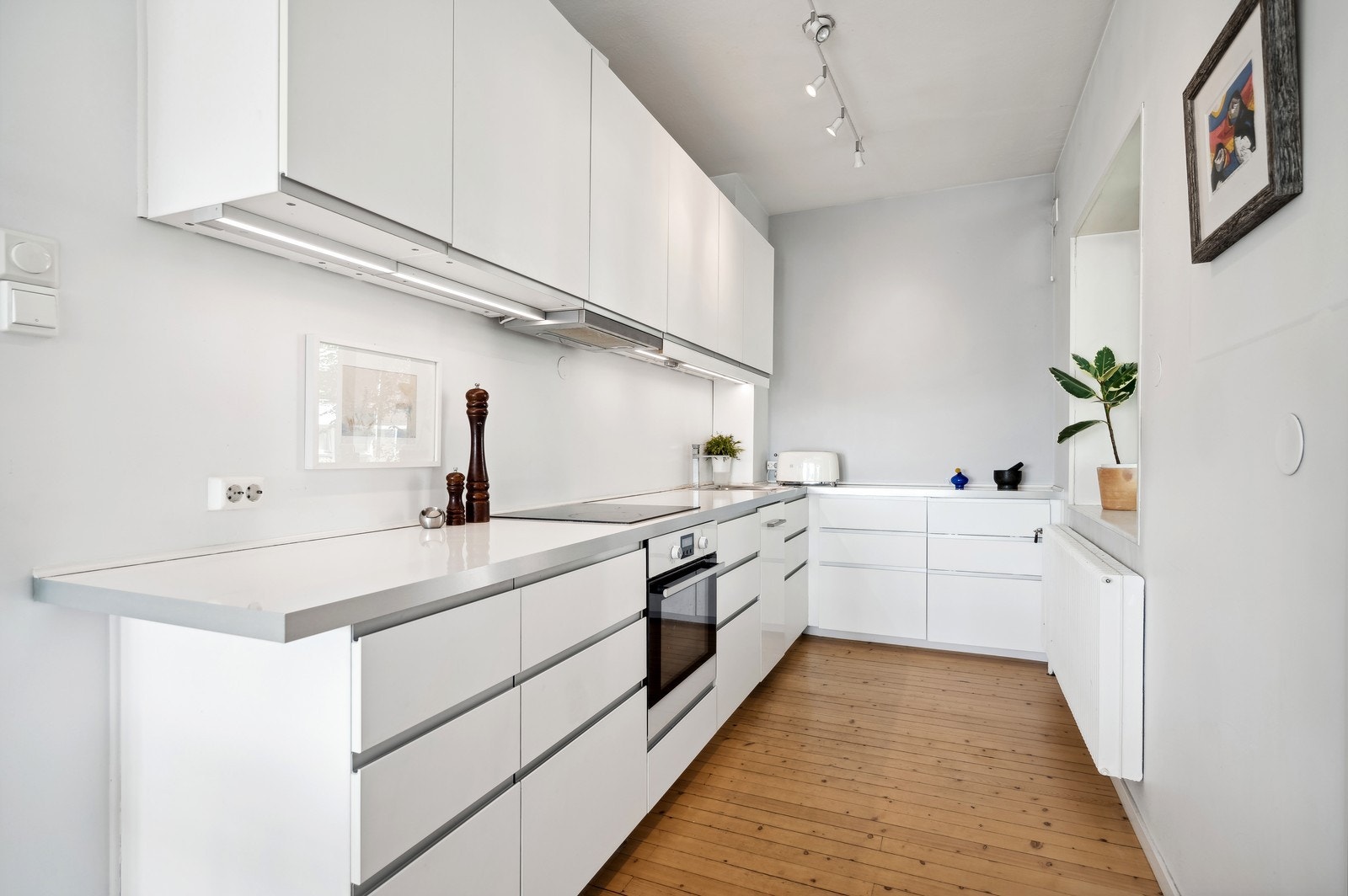 Lekkert kjøkken med integrete hvitevarer Galleribilde