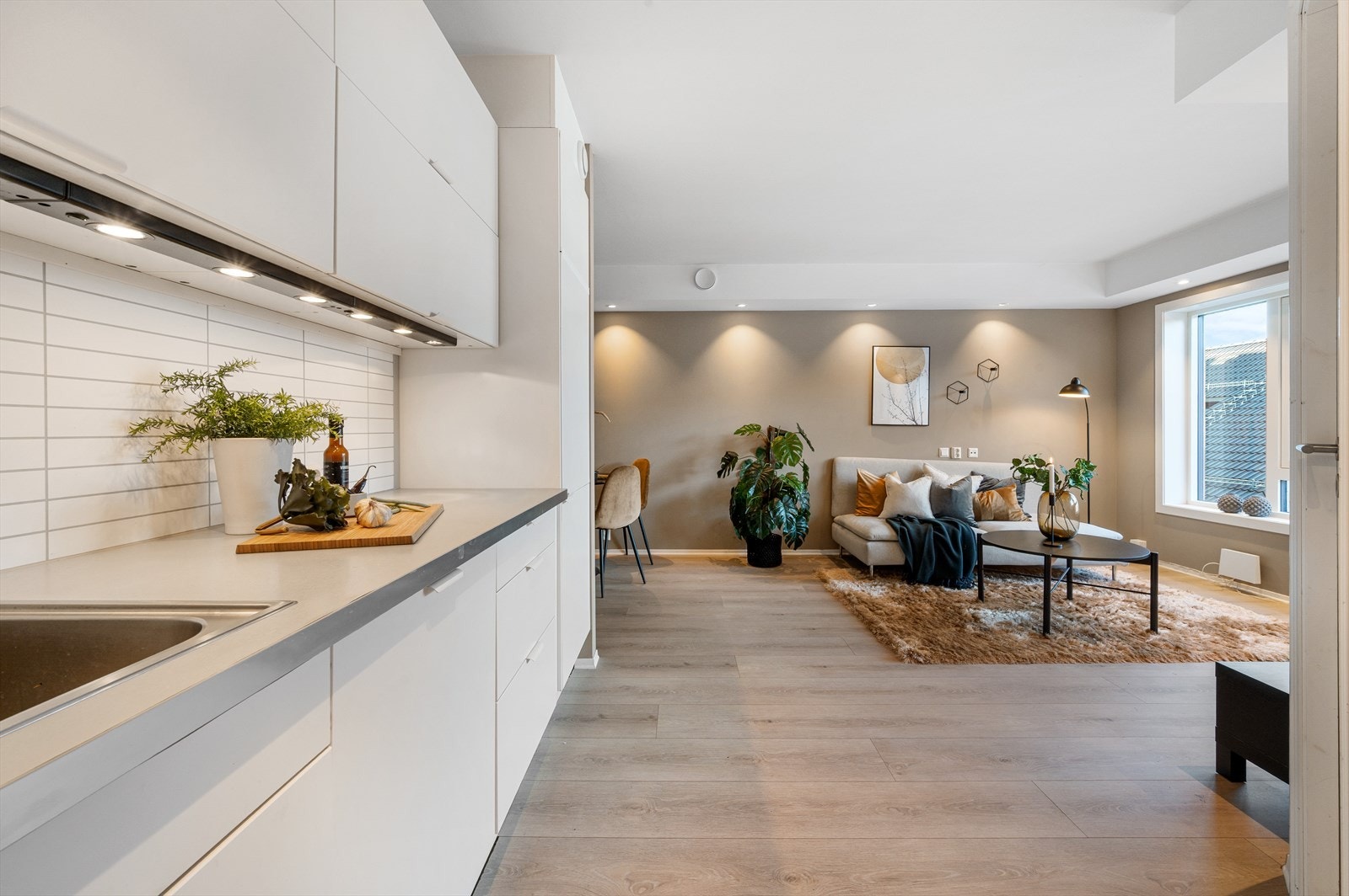 - Stue/kjøkken måler 27,7 m² - Galleribilde