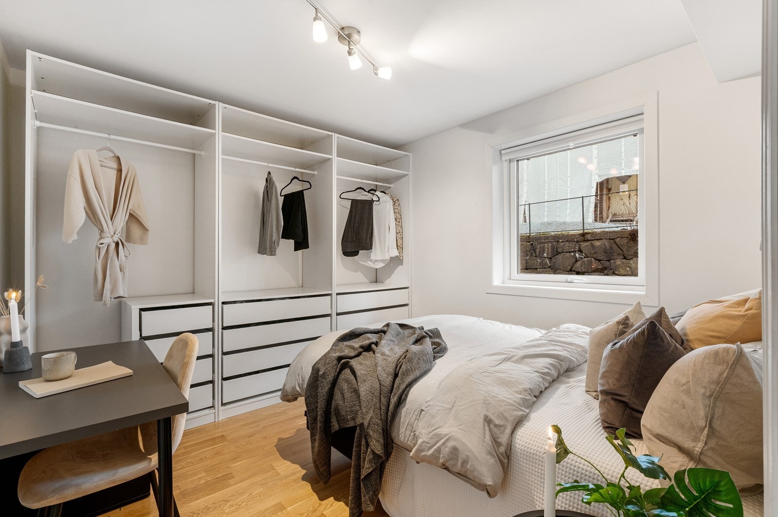 - Hovedsoverommet er av god størrelse med god plass til dobbeltseng, garderobeskap og øvrig møblement - Galleribilde