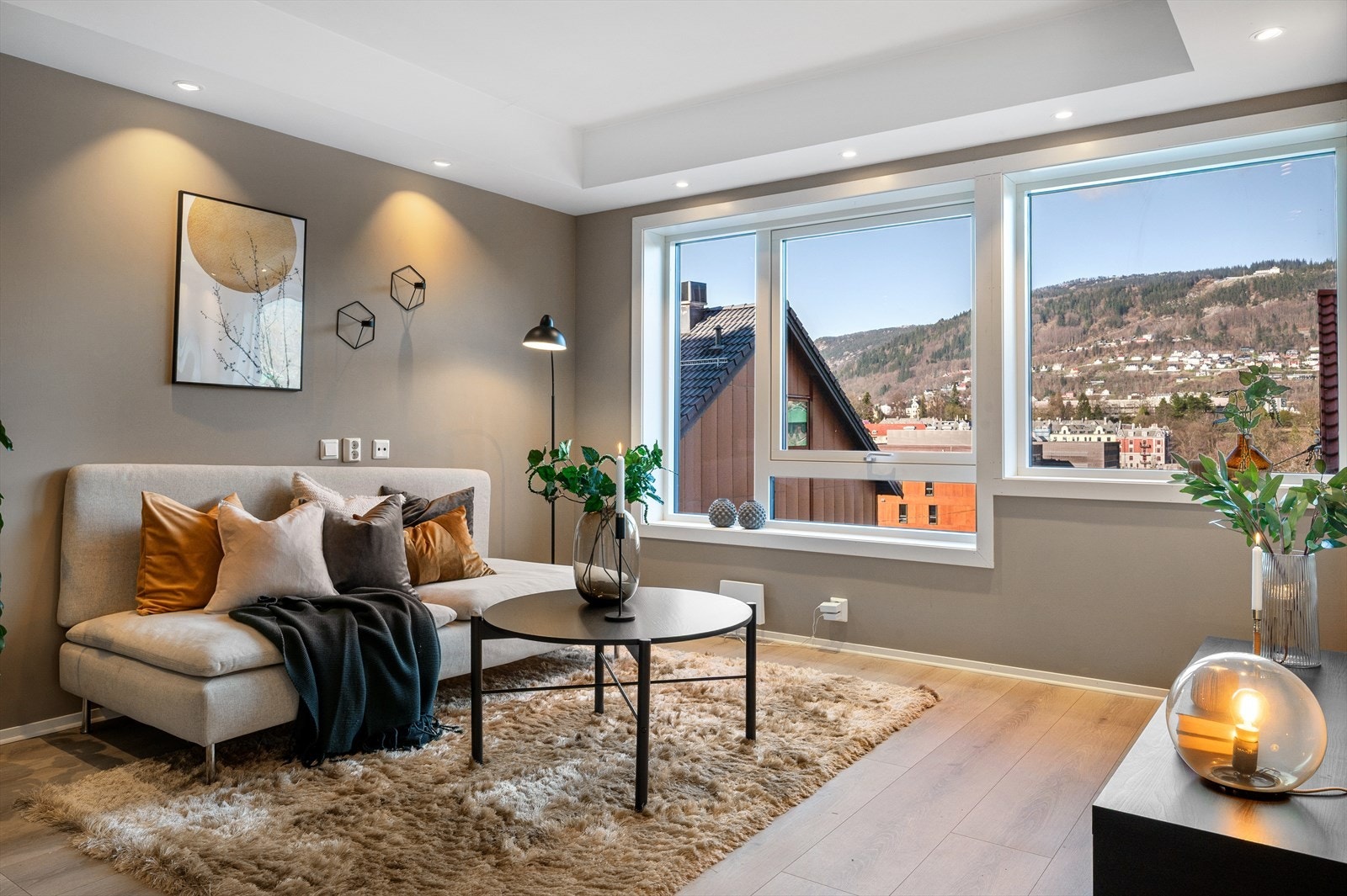 - Flotte vindusflater og spotter gir godt lys og en luftig atmosfære - Galleribilde