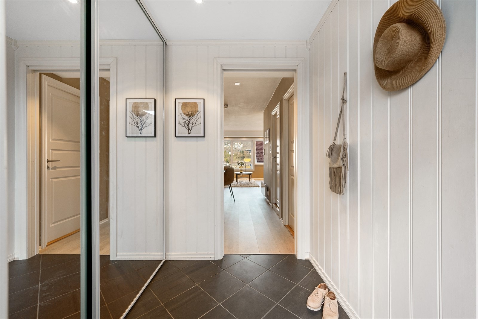 - Lys og romslig entré som gir et flott førsteinntrykk av boligen - Galleribilde