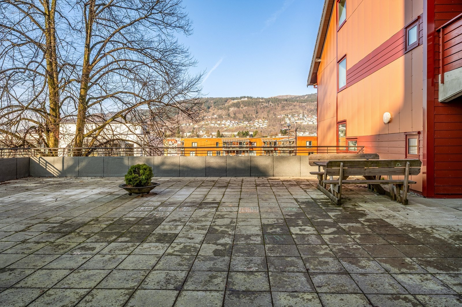 - Borettslaget har store uteområder som gir deg muligheten til å nyte frisk luft og avslapning - Galleribilde