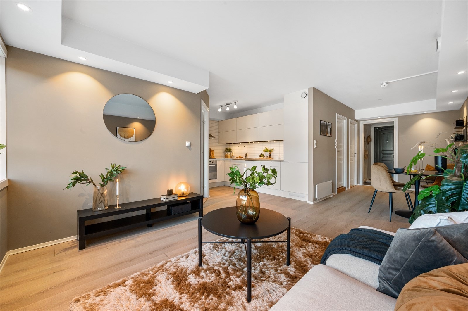 - Nytt gulv i stue, kjøkken og gang i 2020 - gir boligen et moderne og helhetlig uttrykk - Galleribilde