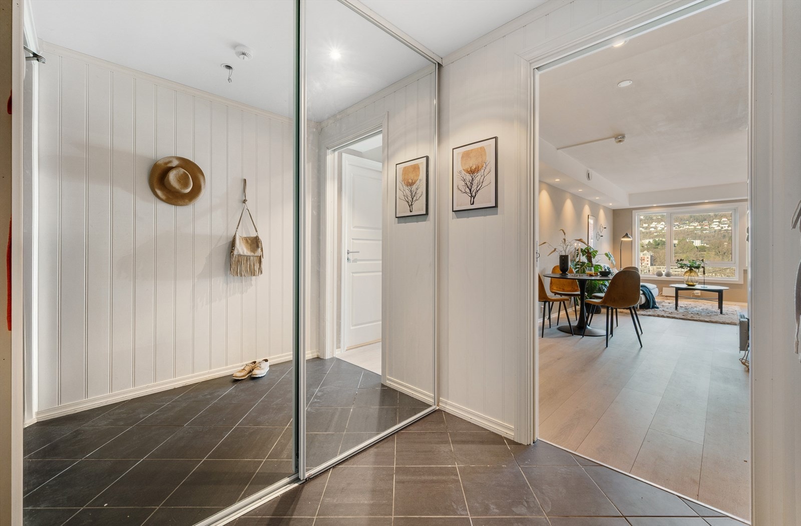 - I den flislagte entréen finner du en skyvedørsgarderobe med rikelig lagringsplass - Galleribilde