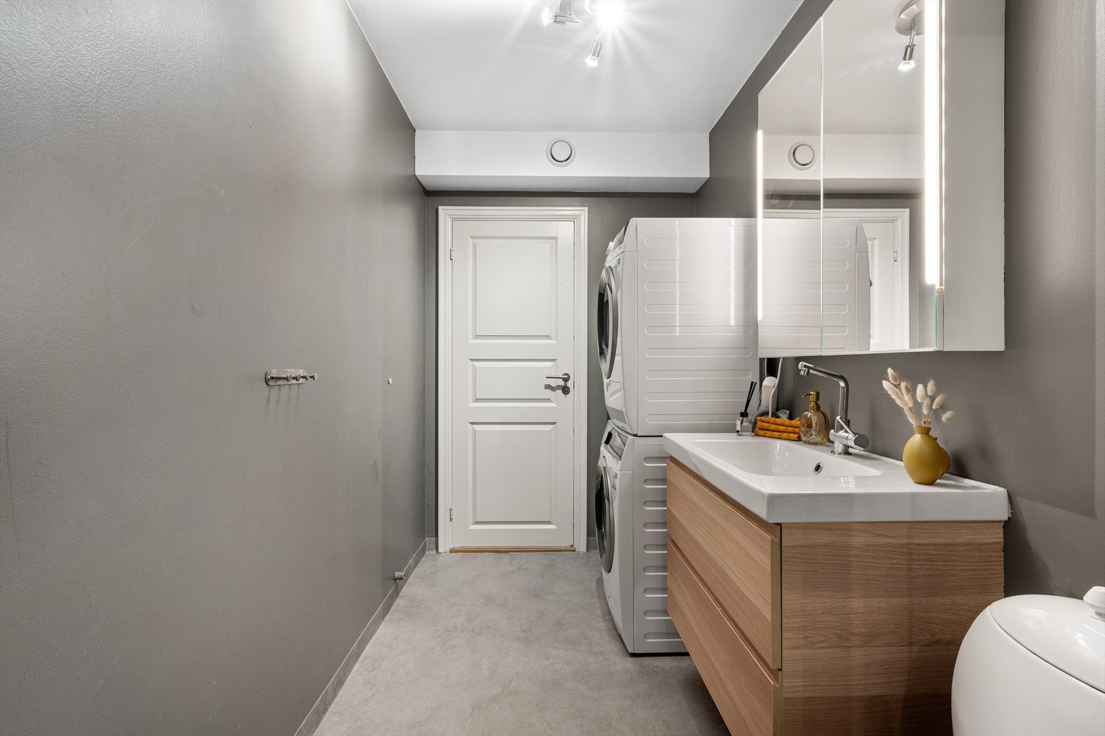 - Badet måler 5,6 m² - Galleribilde