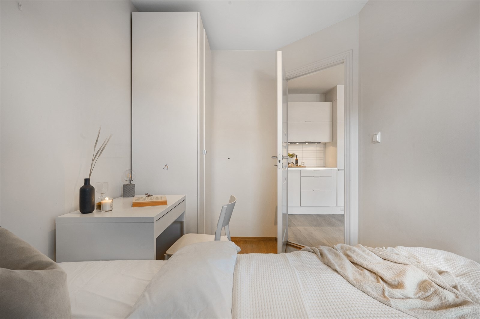 - Praktisk soverom med plass til både seng, skap og kontorpult - Galleribilde