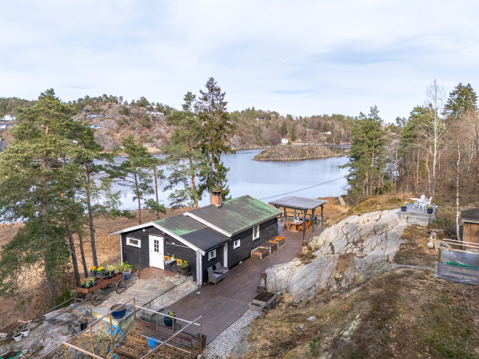 Sjarmerende hytte beliggende innerst i Trosbyfjorden Galleribilde