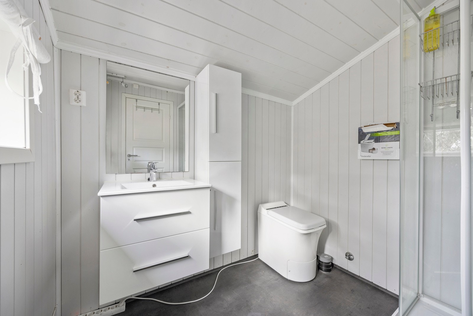 Hytta har Cinderella forbrenningstoalett og sommervann Galleribilde