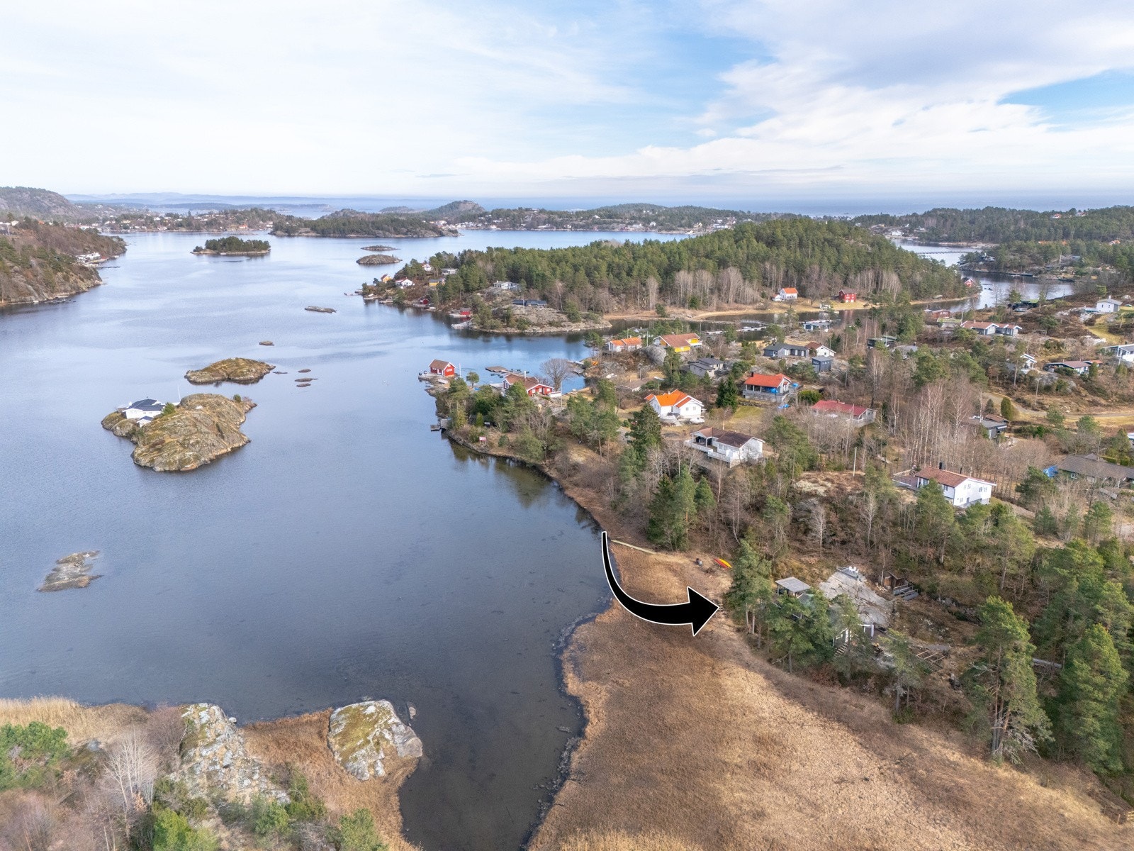 Hytta ligger innerst i Trosbyfjorden Galleribilde