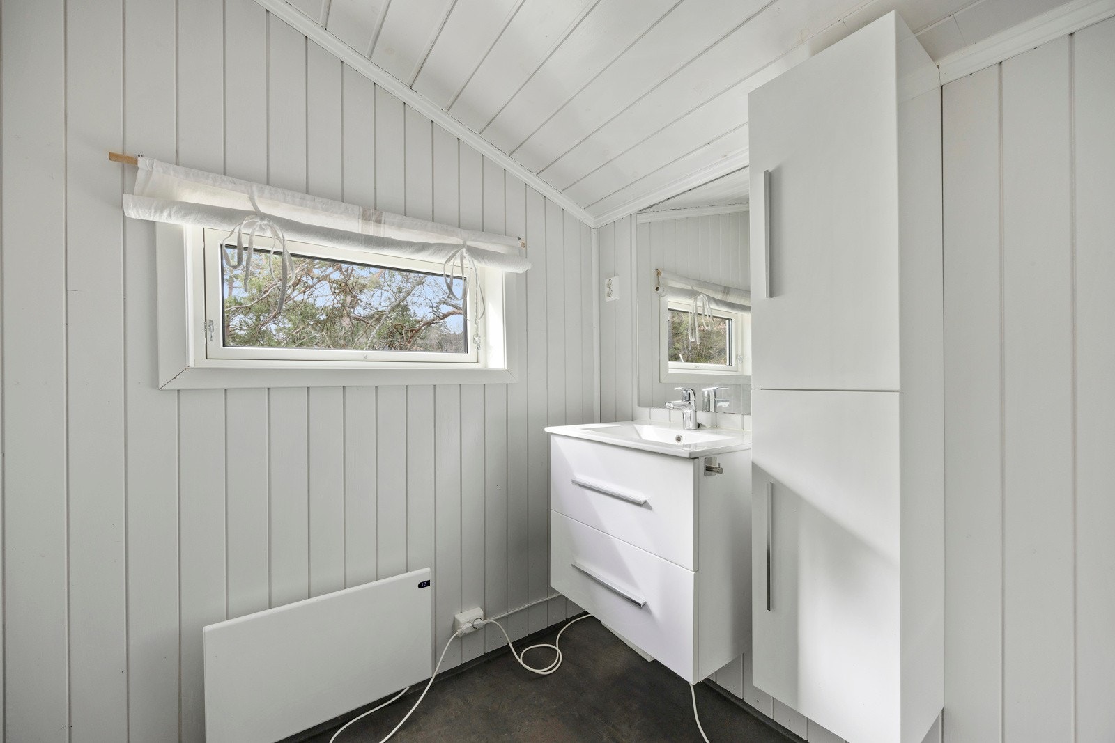 Lyst og pent baderom med dusjkabinett Galleribilde