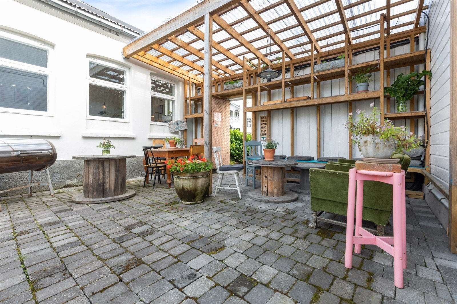 Den store pergolaen med transparent tak og steinbelagt dekke er en perle for arrangementer, konserter eller selskap. Galleribilde