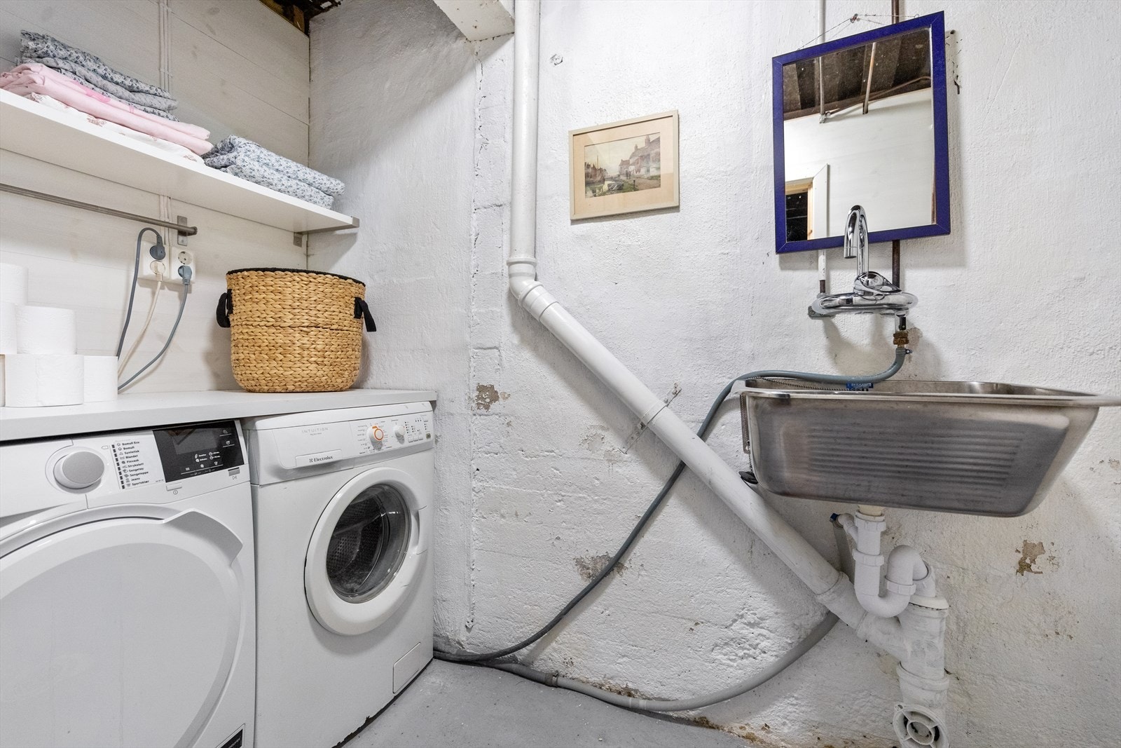 Kjelleren har et vaskerom/toalett og flere boder. Galleribilde