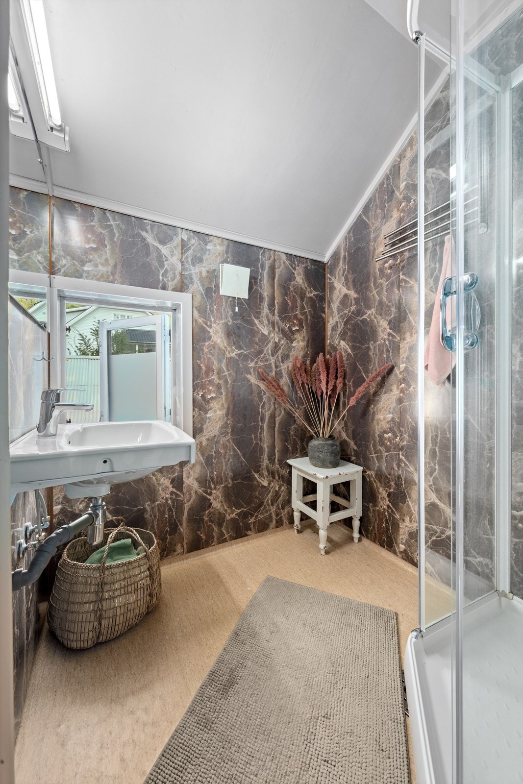 Leiligheten har et eldre bad med dusjkabinett og et separat toalettrom. Galleribilde