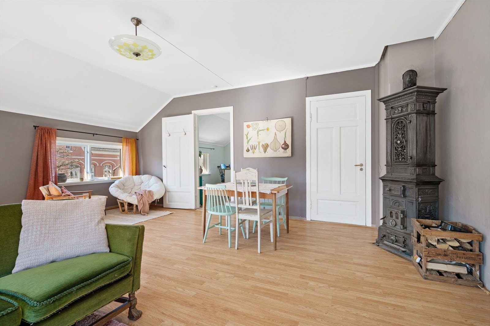 Luftig stueløsning med plass til både salong, lesekrok og spisebord, perfekt for familier. Galleribilde