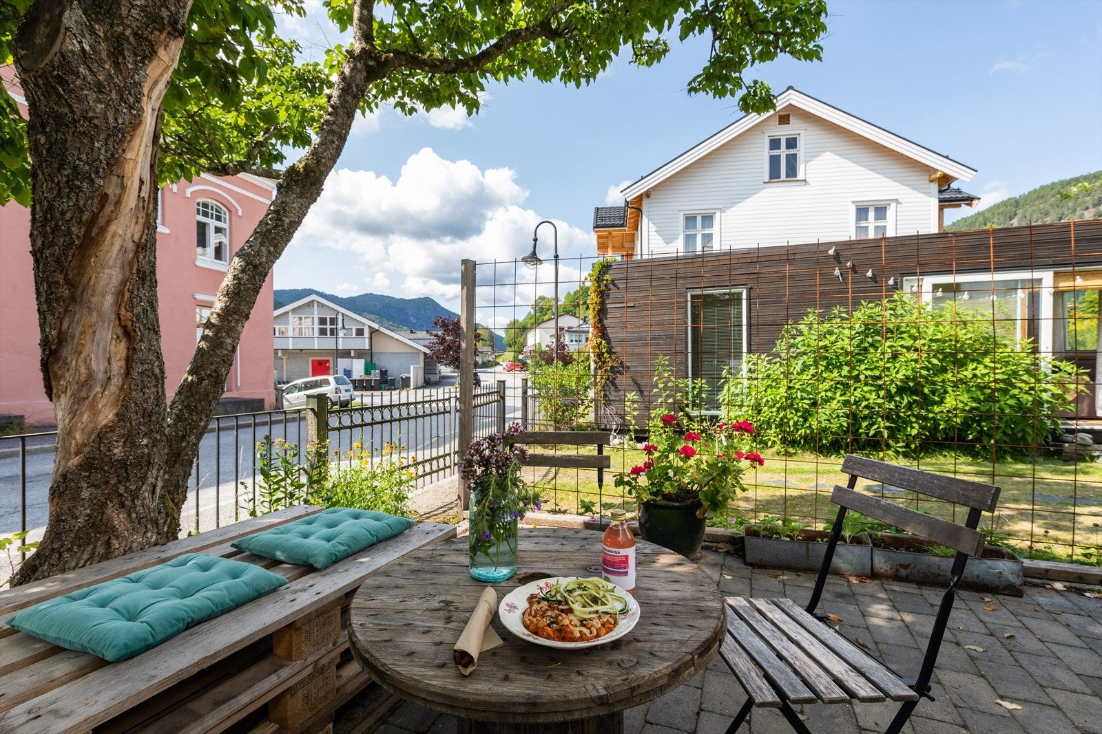 Levende grønt, gamle trær og klatreplanter gir huset et lunt uttrykk og en tydelig identitet. Galleribilde