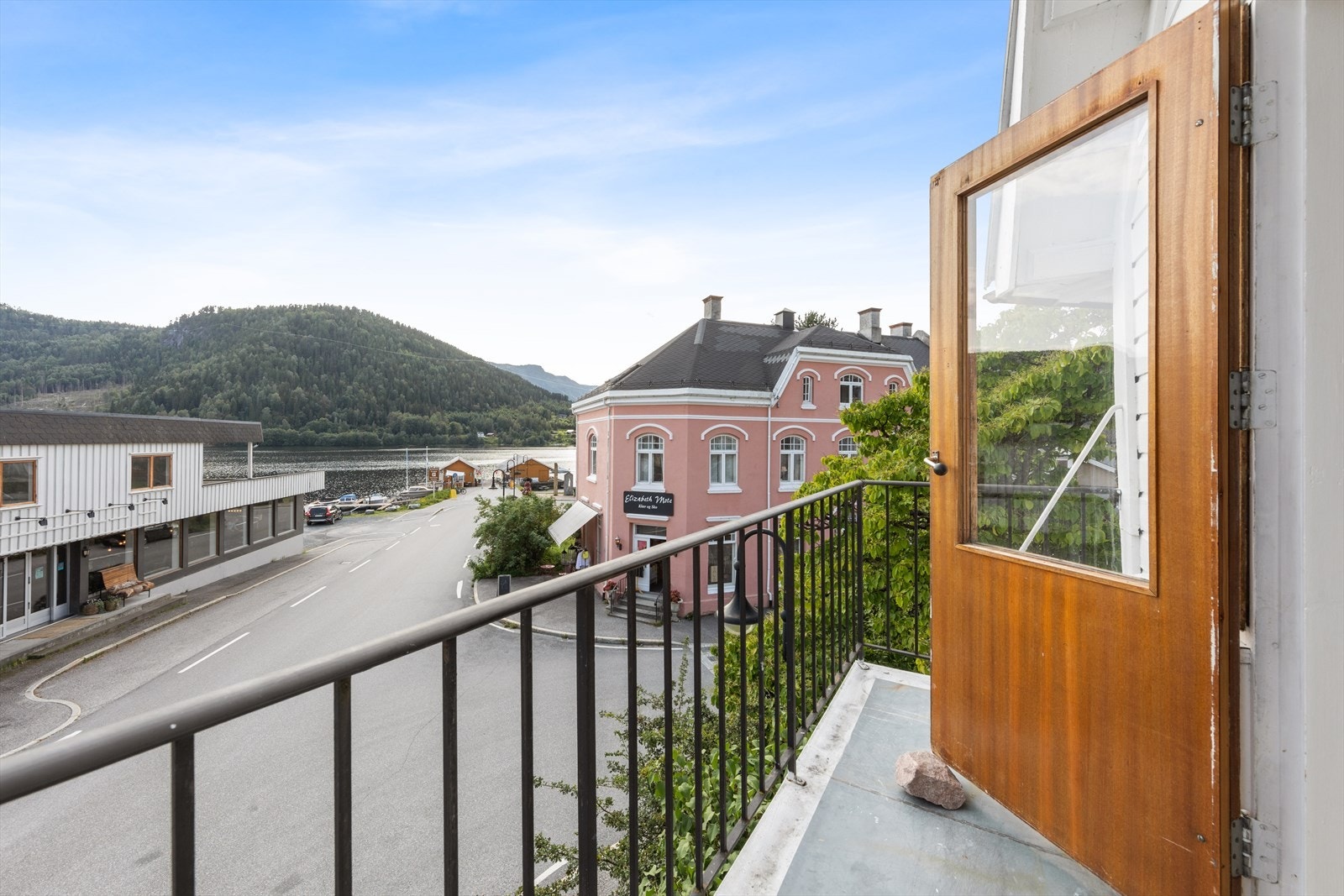 Fra stuen i leiligheten er det utgang til en sydvendt balkong med utsikt til Sundkilen og båthavna. Galleribilde