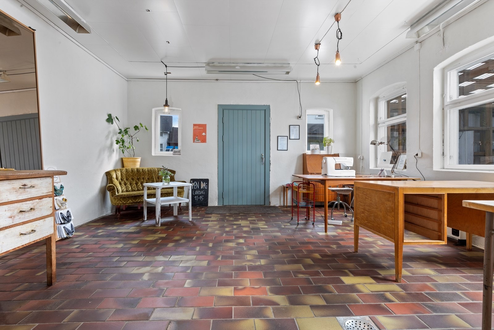 Lokalet kan enkelt tilpasses alt fra bakeri til keramikkverksted, systue, galleri eller butikk. Galleribilde