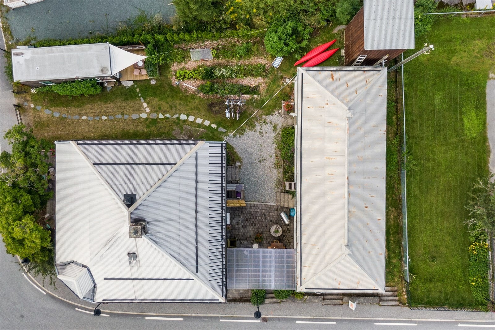 Hagen har tidligere vært brukt til økologisk dyrking og er perfekt for deg som drømmer om grønn livsstil. Galleribilde