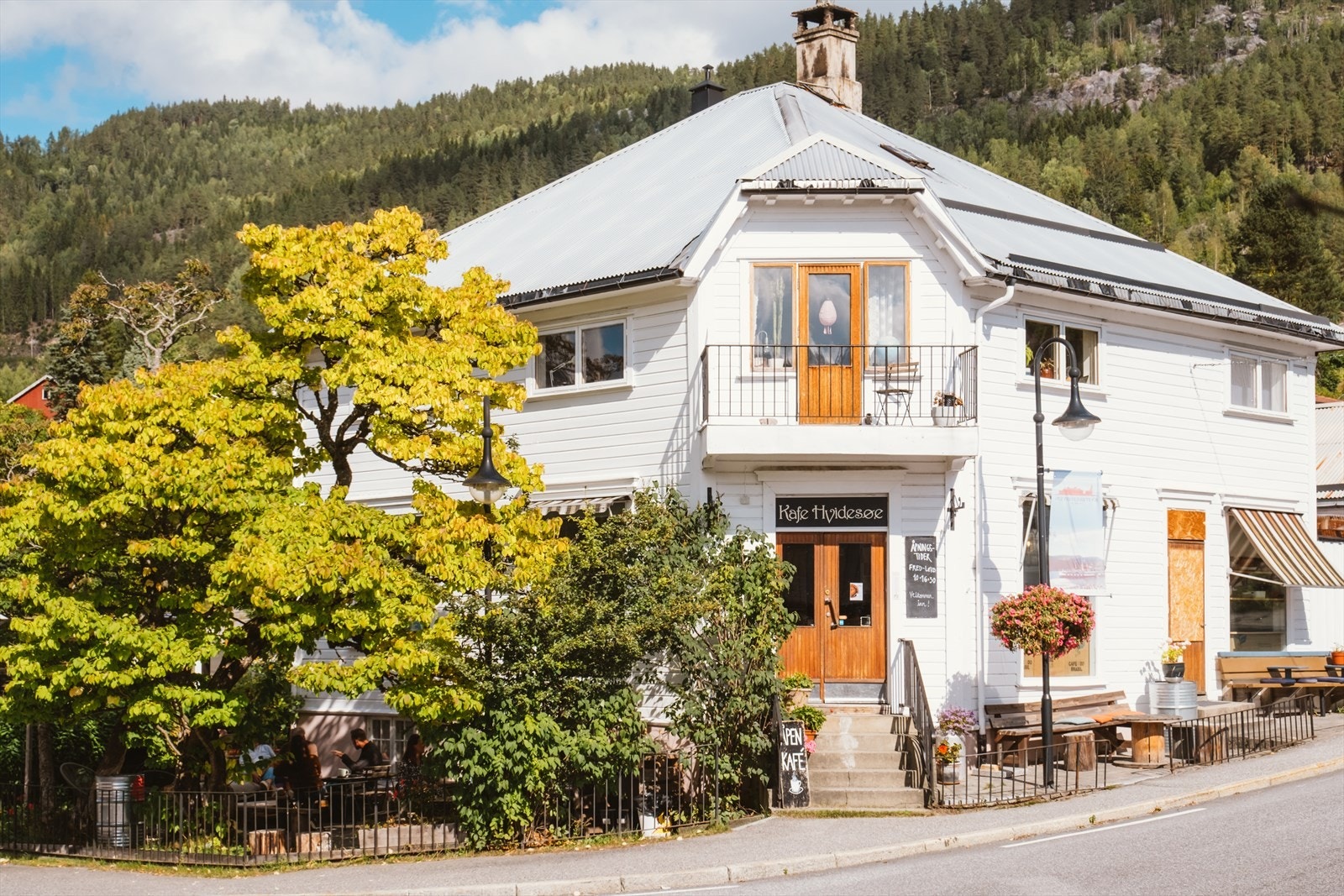 Velkommen til Kviteseidgata 33, et sjeldent hjerterom midt i sentrum med historie, sjel og et hav av muligheter. Kafè i 1. etasje, leilighet i 2. etasje. Galleribilde