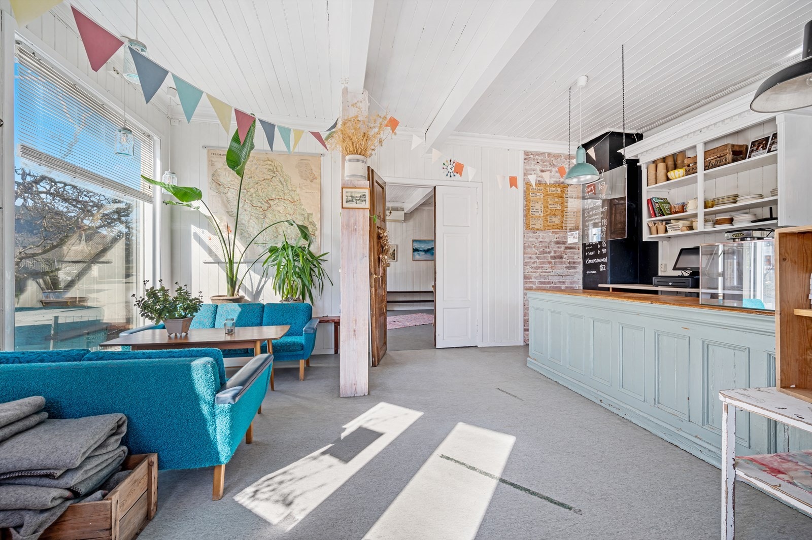 Lokalet egner seg like godt til servering som til utsalg, galleri eller verksted. Galleribilde