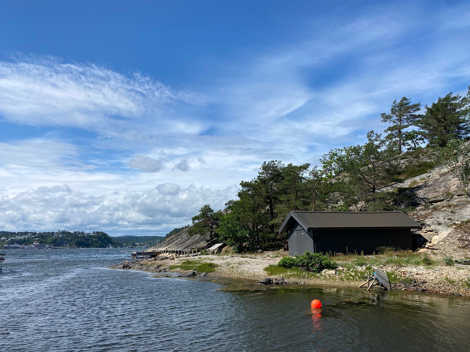 Båthus og brygge. Lang strandlinje. Galleribilde