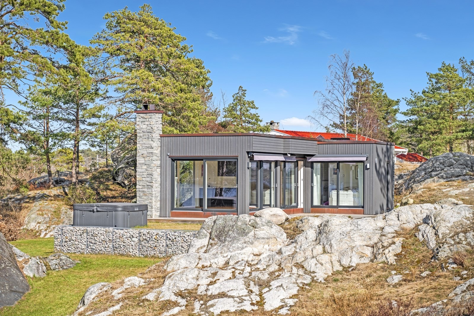 Fasade med innslag av skifer, og beslag / nedløp i kobber. Galleribilde