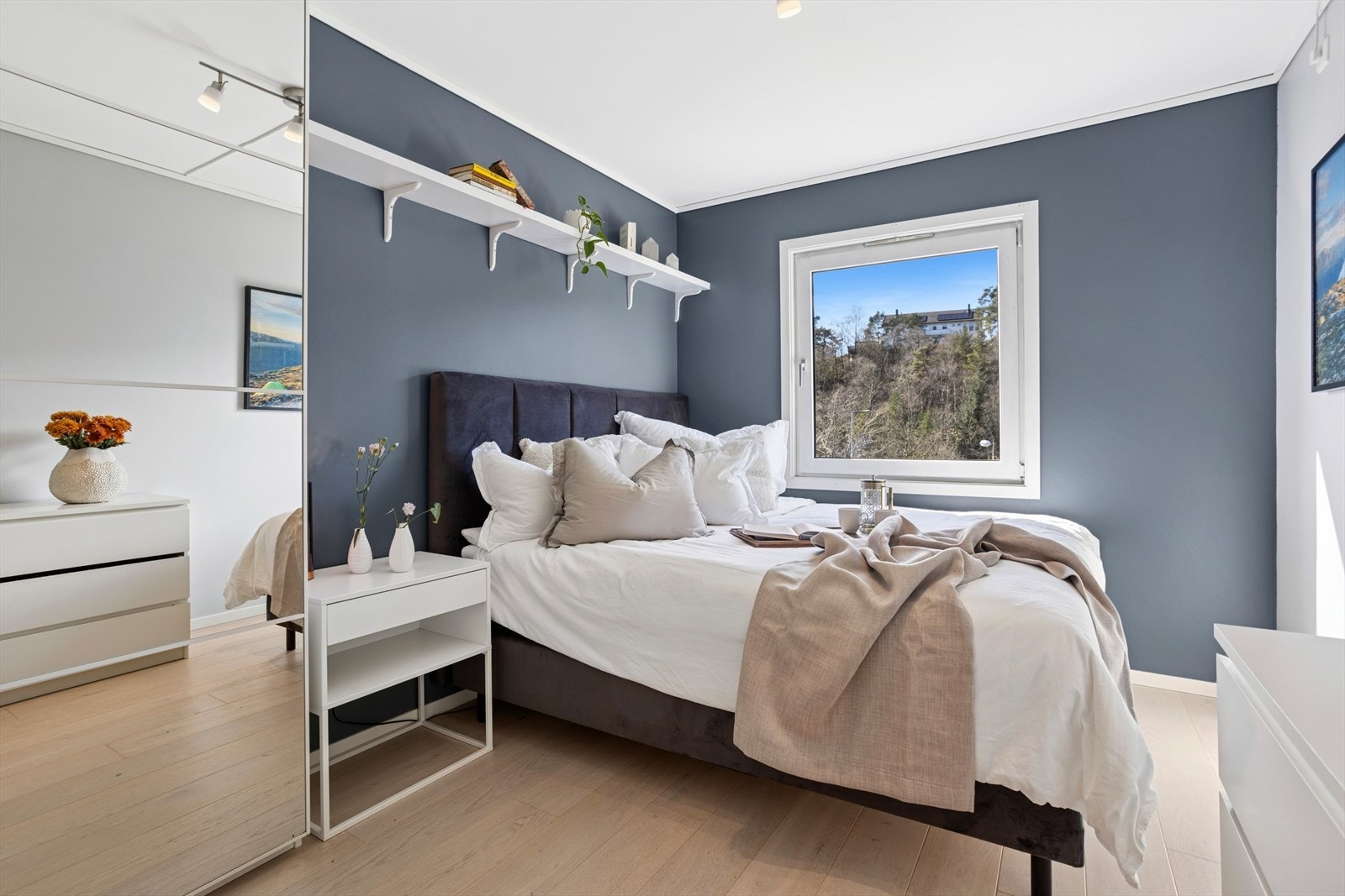 Romslig hovedsoverom med god plass til dobbeltseng og garderobeinnredning. Galleribilde