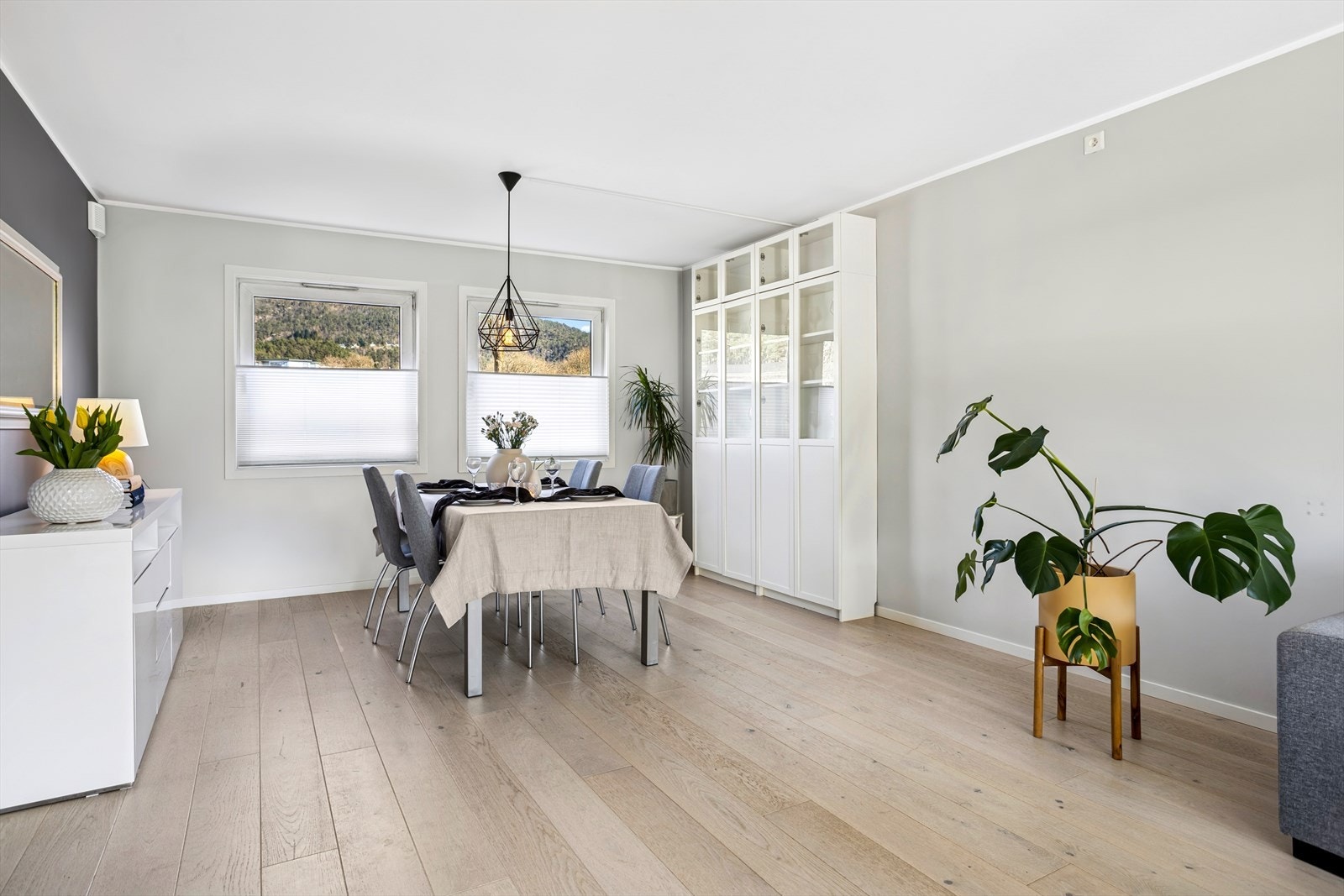 Stuen har god plass til både spisebord og ellers ønskelig møblement. Galleribilde