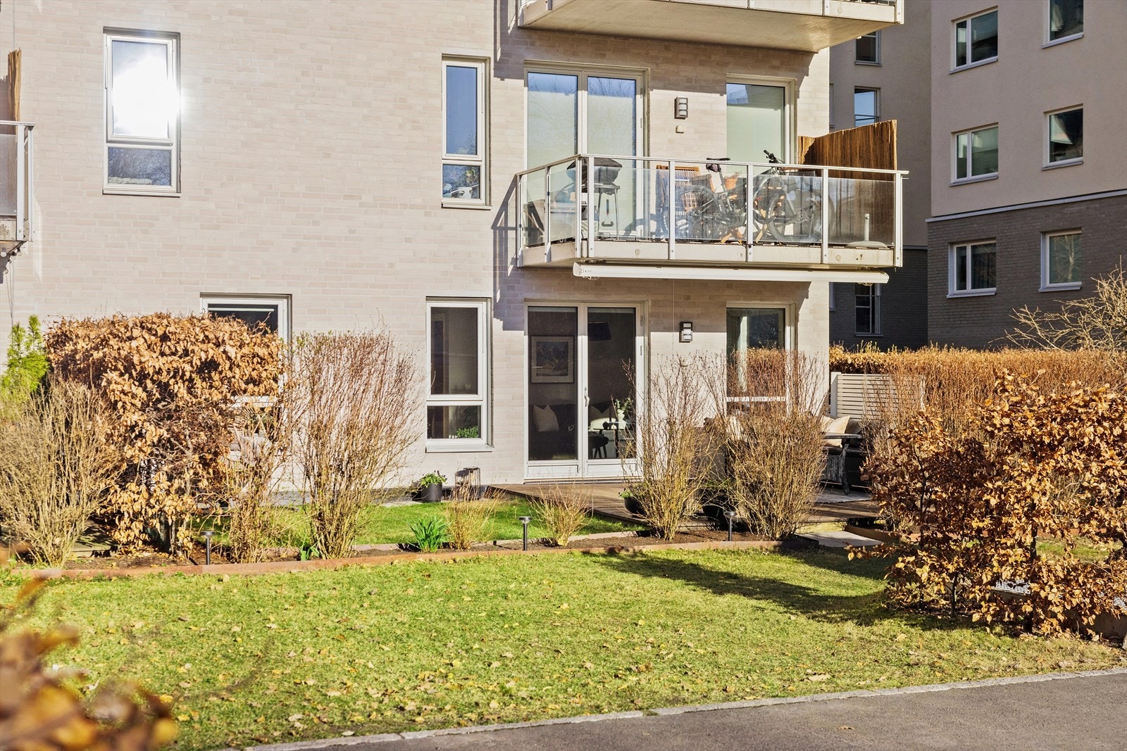 Den frodige hagen byr på fine lekeområder for de minste, og gir samtidig en grønn og skjermet ramme rundt terrassen. Galleribilde