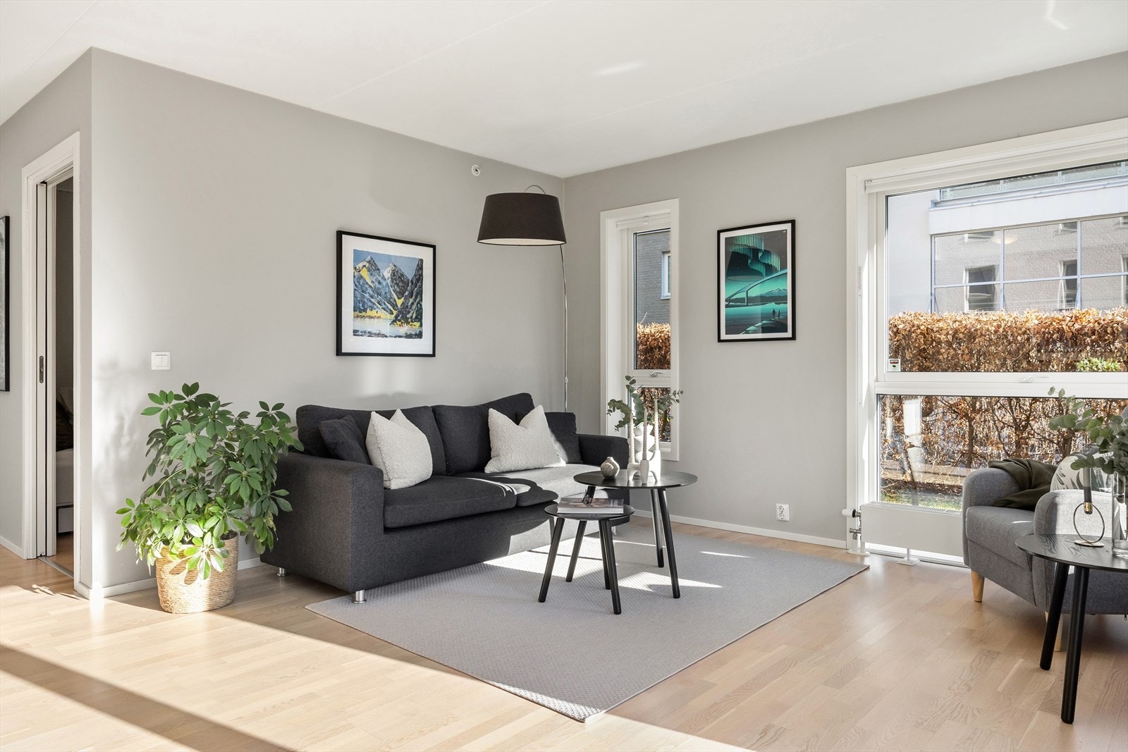 Planløsningen åpner opp for flere møbleringsmuligheter med god plass til sofagruppe, TV-møbler og spisebord med tilhørende stoler. Galleribilde