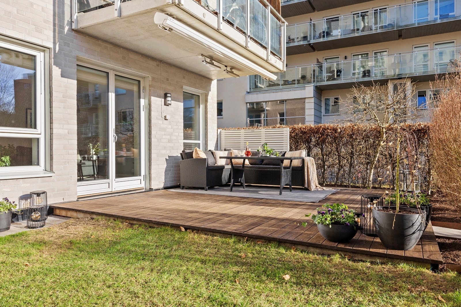 Her kan man nyte rolige morgenstunder med kaffekoppen eller sosiale ettermiddager omgitt av blomster, planter og behagelig grøntareal. Galleribilde
