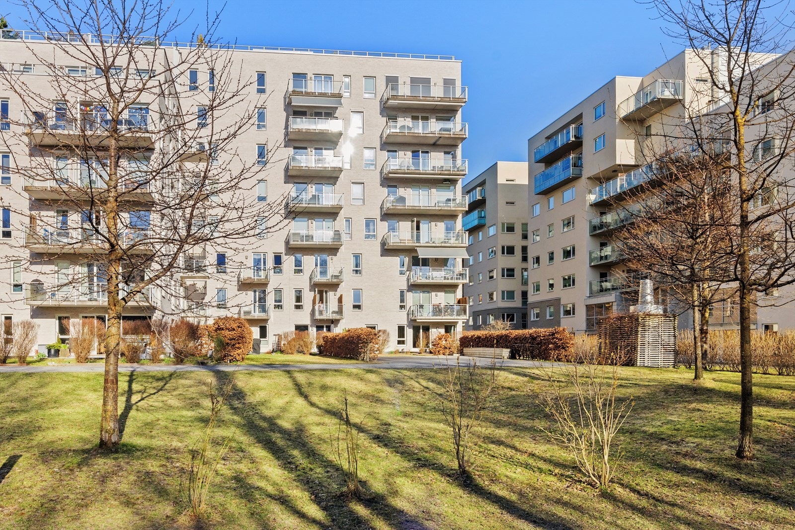Fra den private hagen har du også direkte adkomst til det felles hagearealet, som leder videre til de flotte turområdene langs Akerselva - en sjelden anledning du ikke vil gå glipp av. Galleribilde
