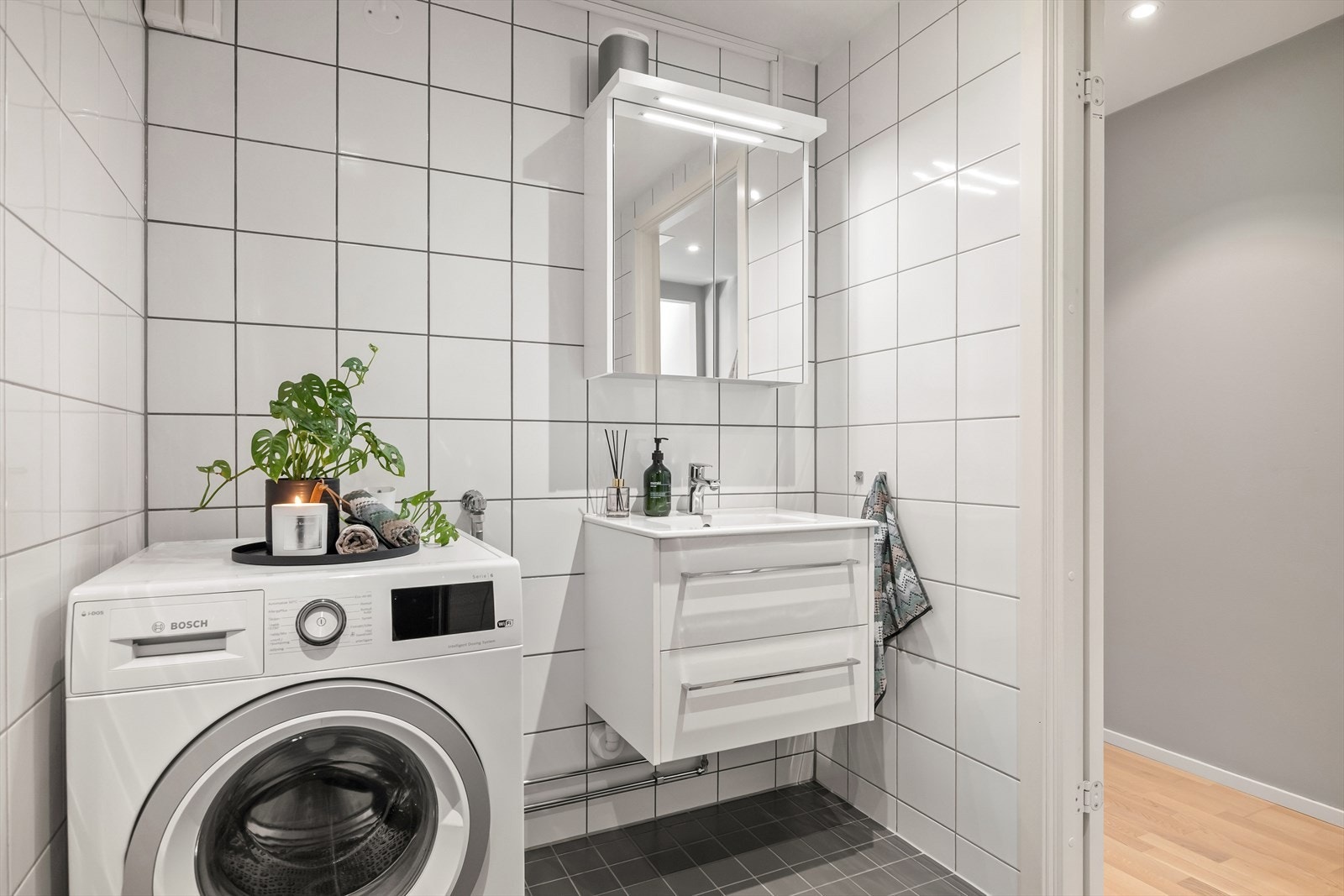 I 2020 ble det installert en massiv dør for bedre støydemping til badet. Galleribilde