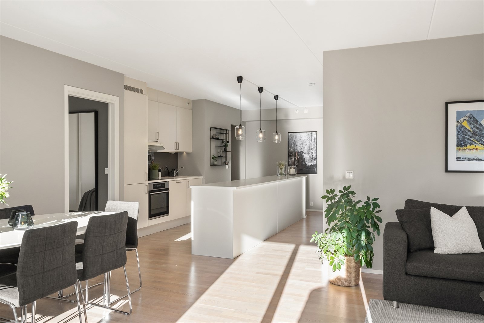 Stilrent Sigdal-kjøkken, oppusset i 2017, med god skap- og benkeplass. Galleribilde