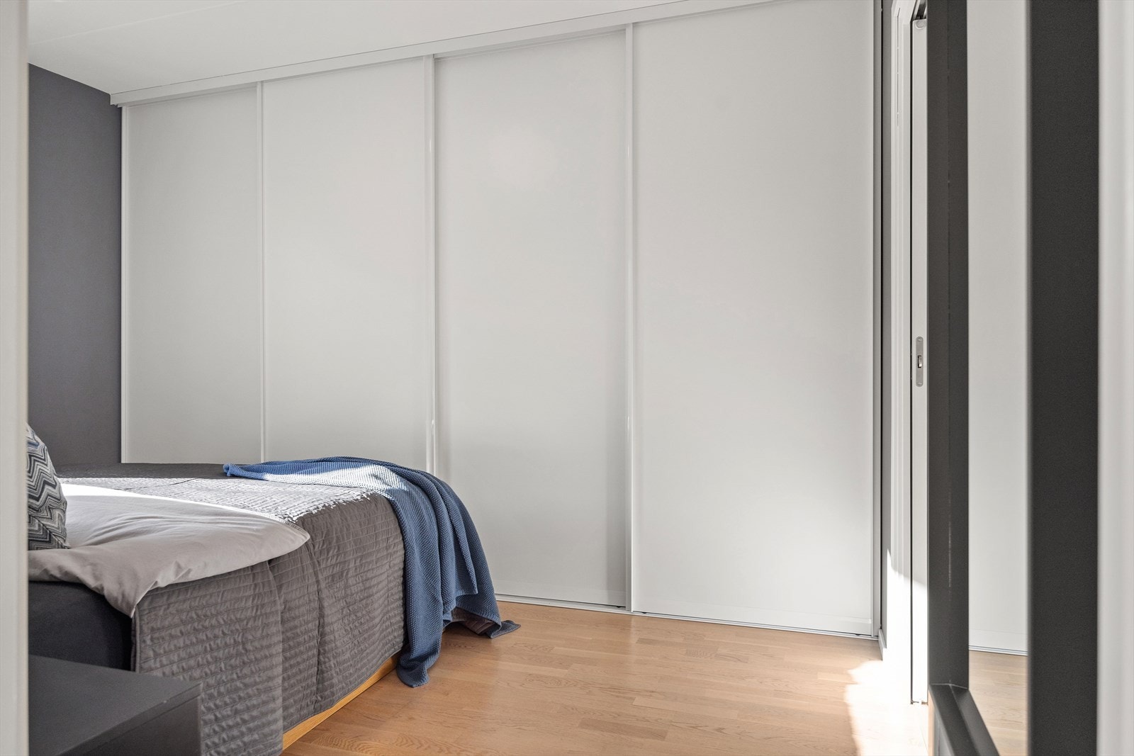 Rommet har også rikelig med oppbevaringsplass i en romslig skyvedørsgarderobe som strekker seg langs hele veggen. Galleribilde