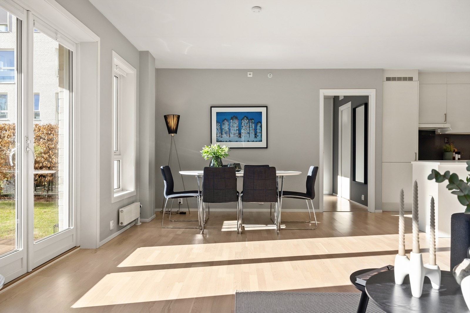 Gulvet er belagt med flott parkett, og overflatene er malt i delikate og moderne fargetoner. Galleribilde