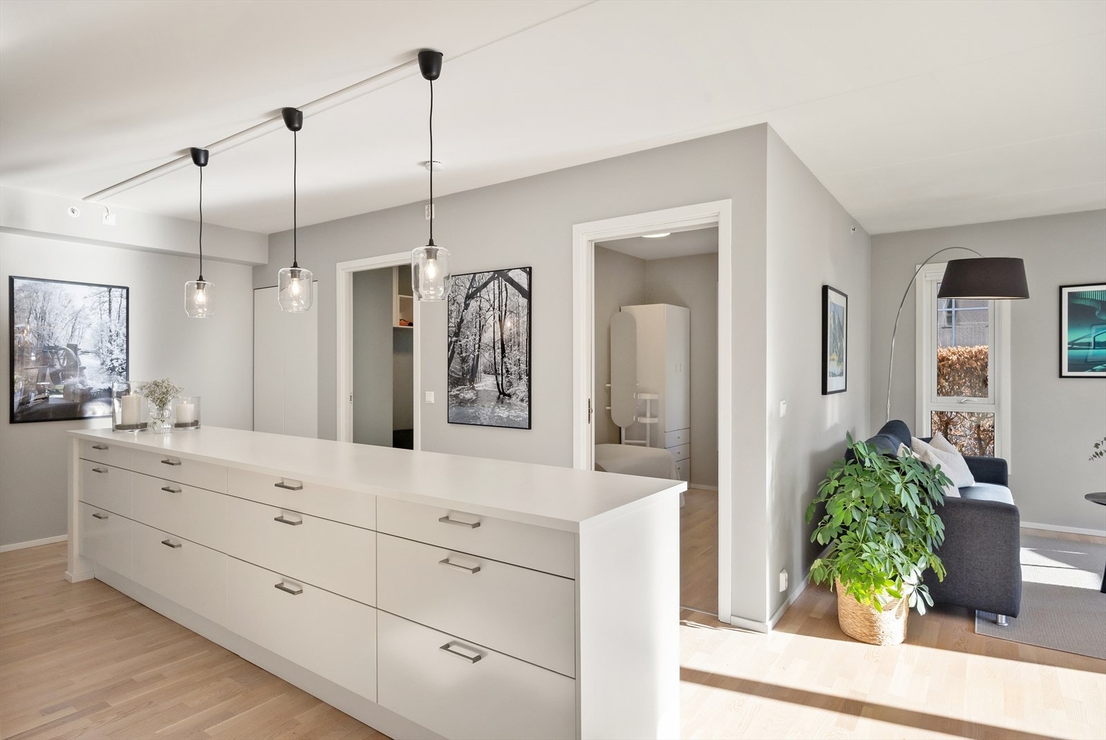 Kjøkkenet er utstyrt med integrerte hvitevarer, inkludert induksjonsplatetopp, stekeovn, oppvaskmaskin, kjøleskap og fryser. Galleribilde