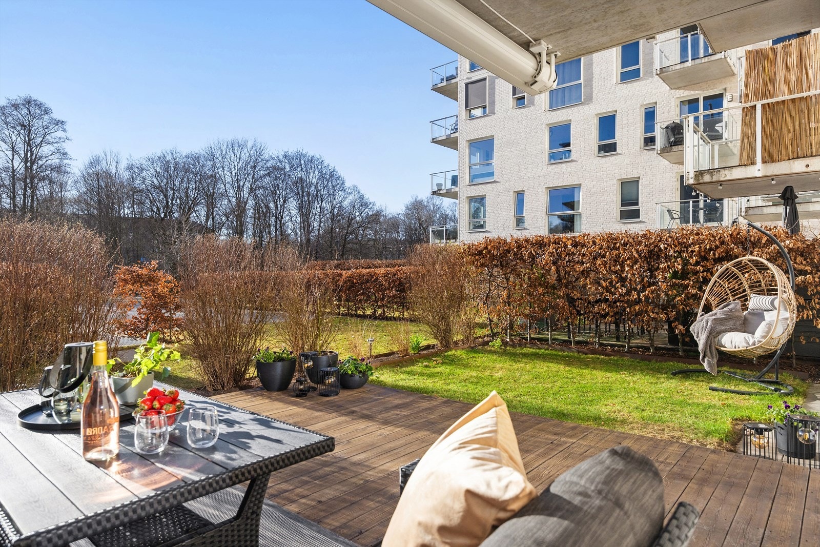 Her kan man nyte rolige morgenstunder med kaffekoppen eller sosiale ettermiddager omgitt av blomster, planter og behagelig grøntareal. Galleribilde