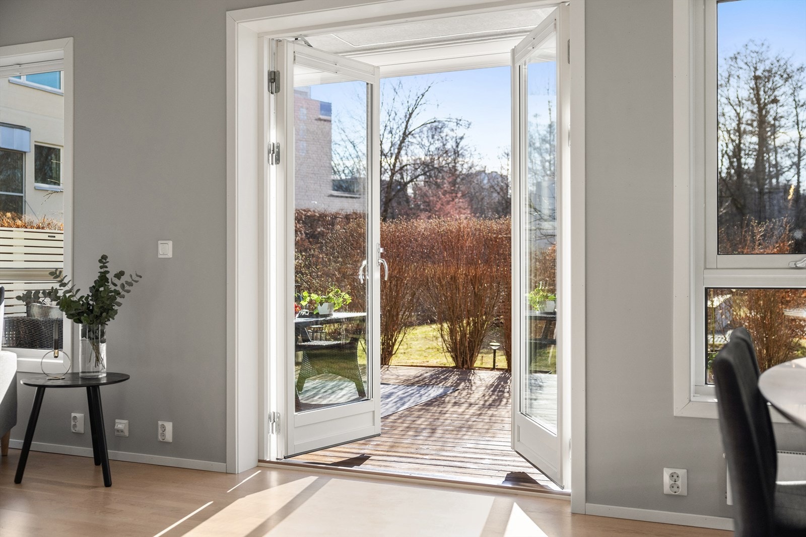 Leiligheten har vinduer og balkongdør med 3-lags isolerglass, som sikrer godt inneklima og lavere energikostnader. I 2022 ble nye glass montert i balkongdøren. Galleribilde