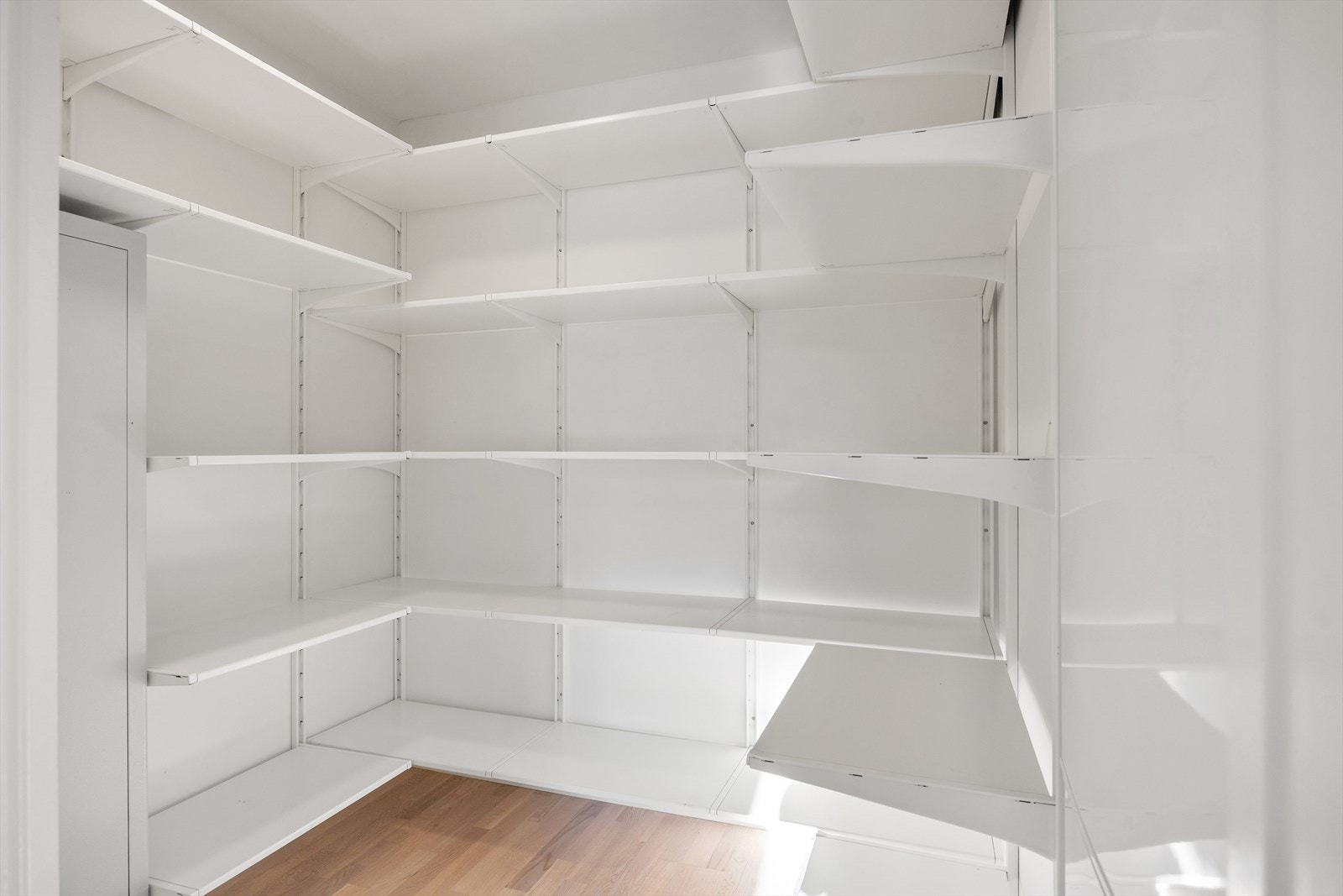 Rommet bidrar til en ryddig og organisert bolig, samtidig som du har enkel tilgang til det du trenger i hverdagen. Sikringsskap og rørfordelerskap for vannbåren varme er diskret plassert her. Galleribilde