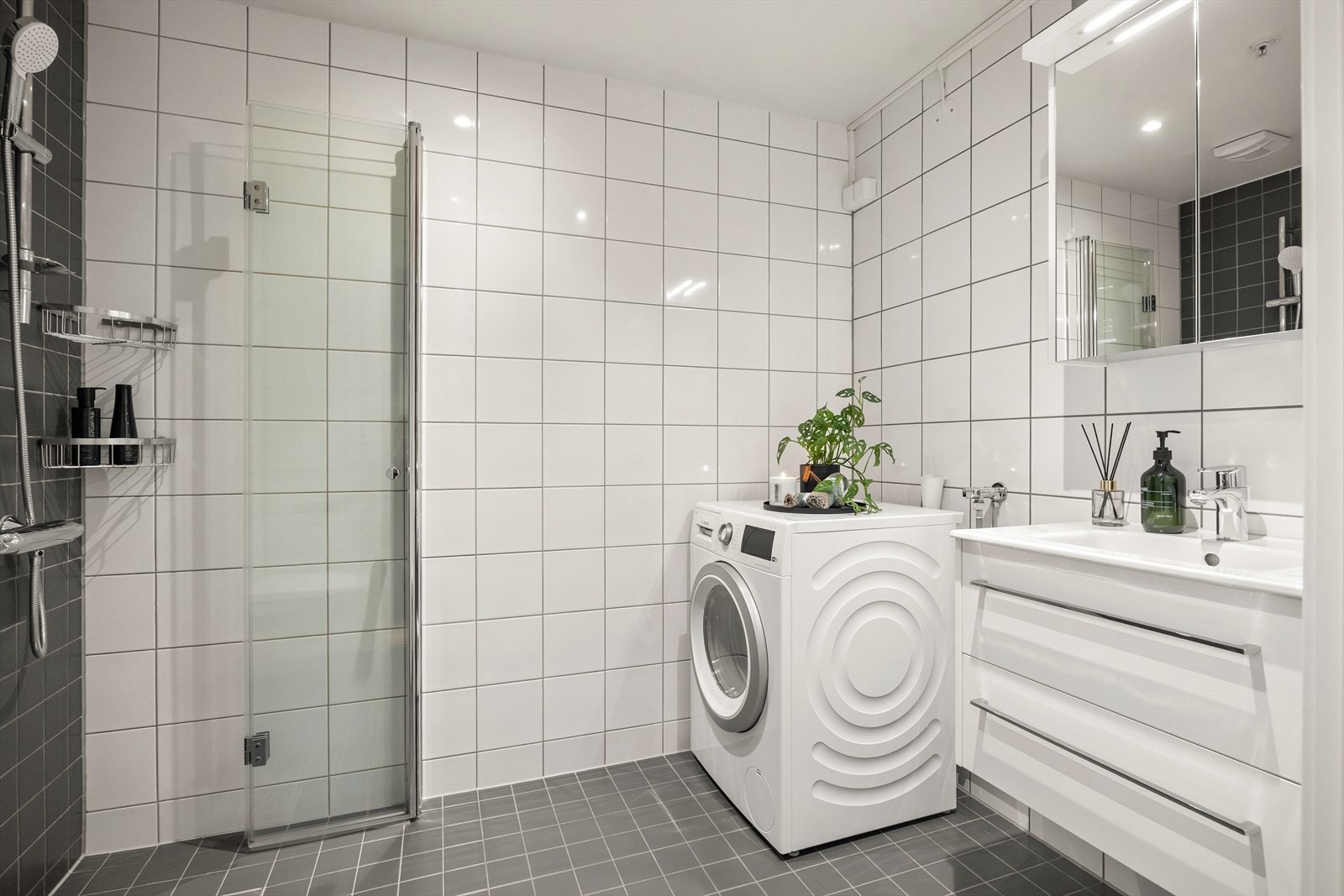 Badekaret ble byttet ut med dusjhjørne fra Vikingbad med foldedører, og sørveggen i dusjsonen ble flislagt med samme type flis som på gulvet. Galleribilde