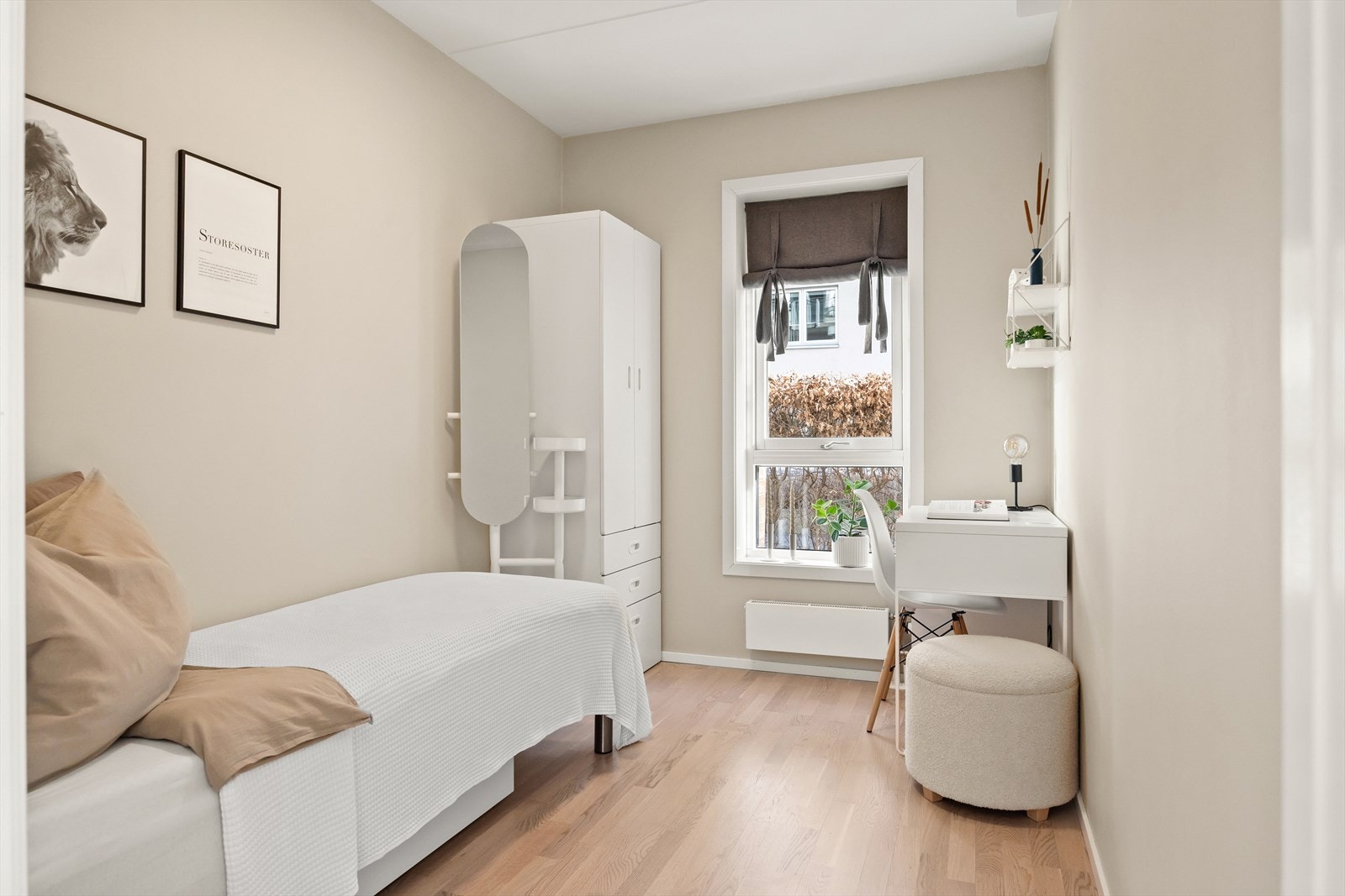 Soverom 2 er også av god størrelse med plass til seng samt tilhørende møbler. Galleribilde