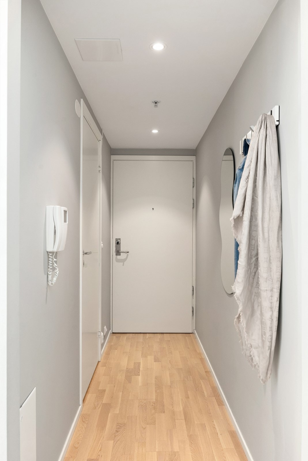 Leiligheten har en innbydende entré med downlights i himlingen, som gir et umiddelbart godt førsteinntrykk. Oppgangen har callinganlegg med kamera. Galleribilde