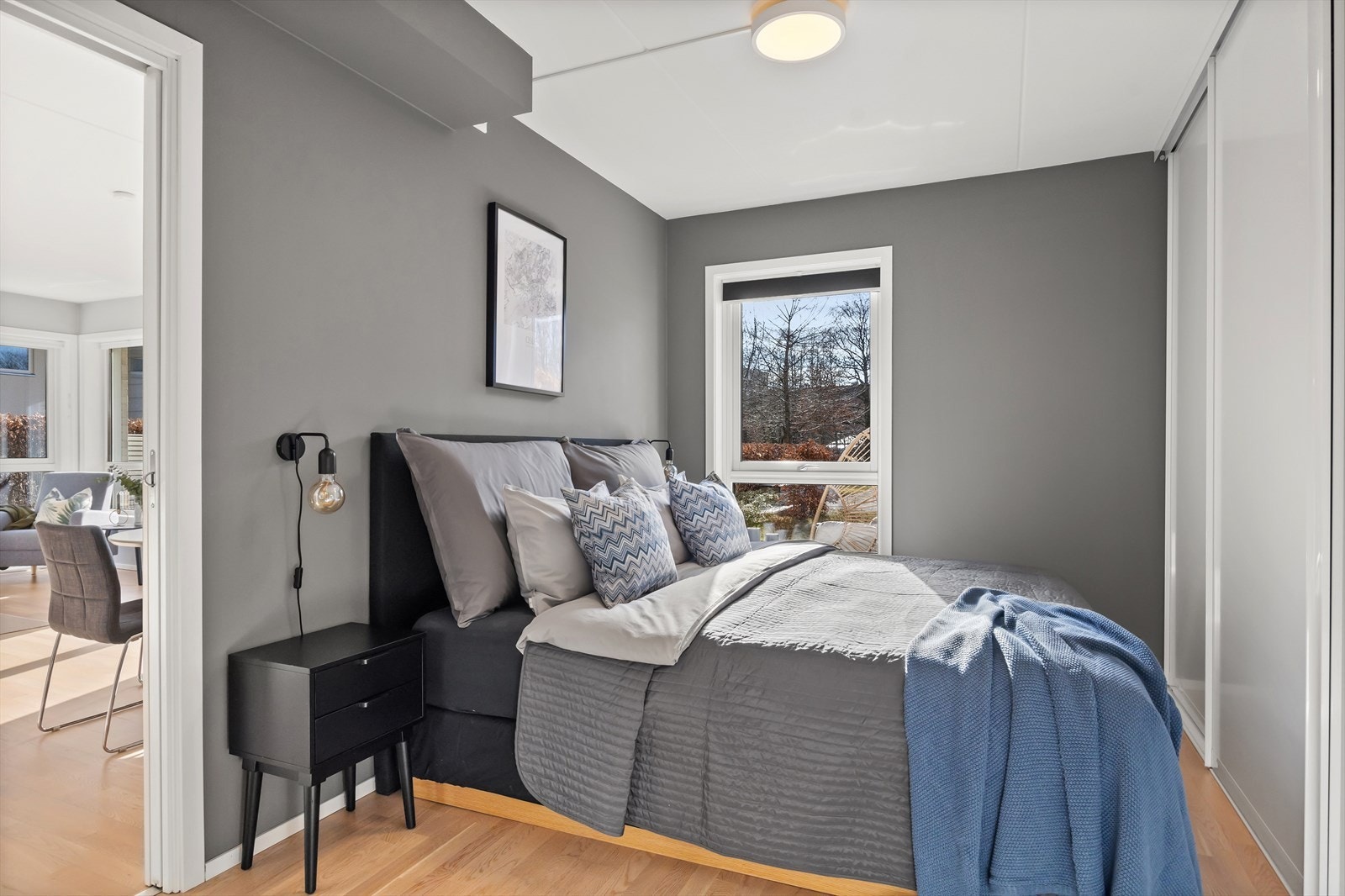 Hovedsoverommet er romslig, med plass til dobbeltseng, nattbord og tilhørende møbler. Galleribilde