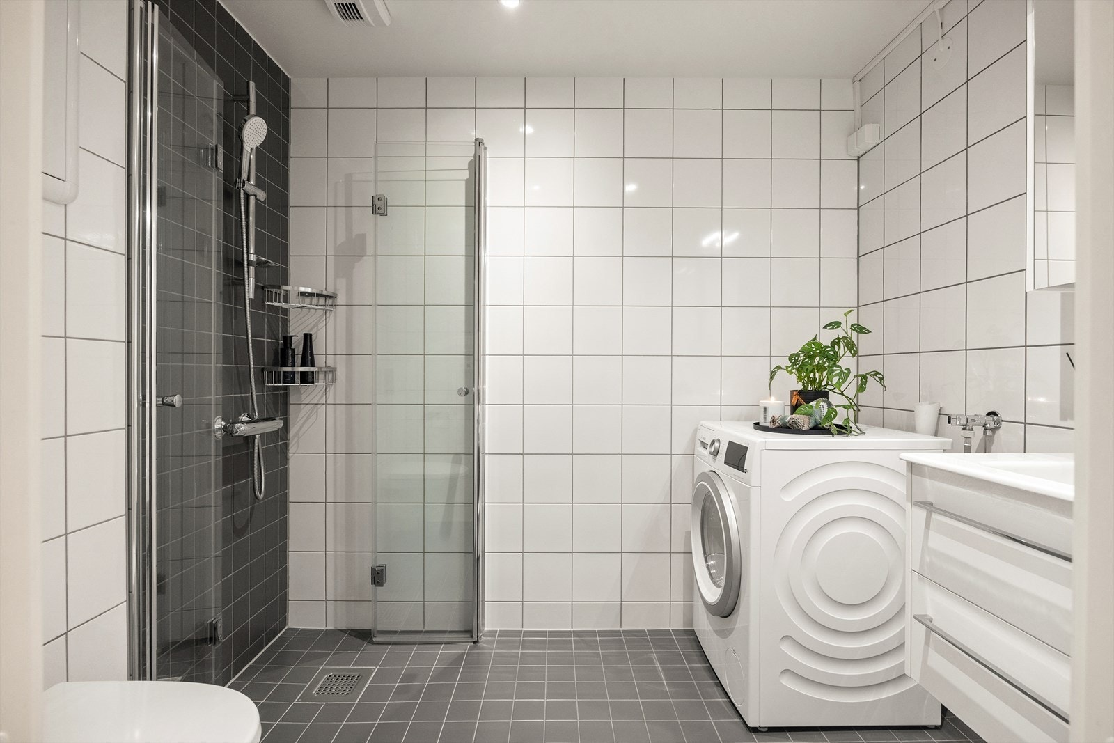 Pent, flislagt baderom med gulvvarme og downlights i himlingen. Badet ble pusset opp i november/desember 2017, med flislegging på flis på nordveggen og oppgradering av baderomsinnredningen med nytt speilskap og vaskesøyle. Galleribilde