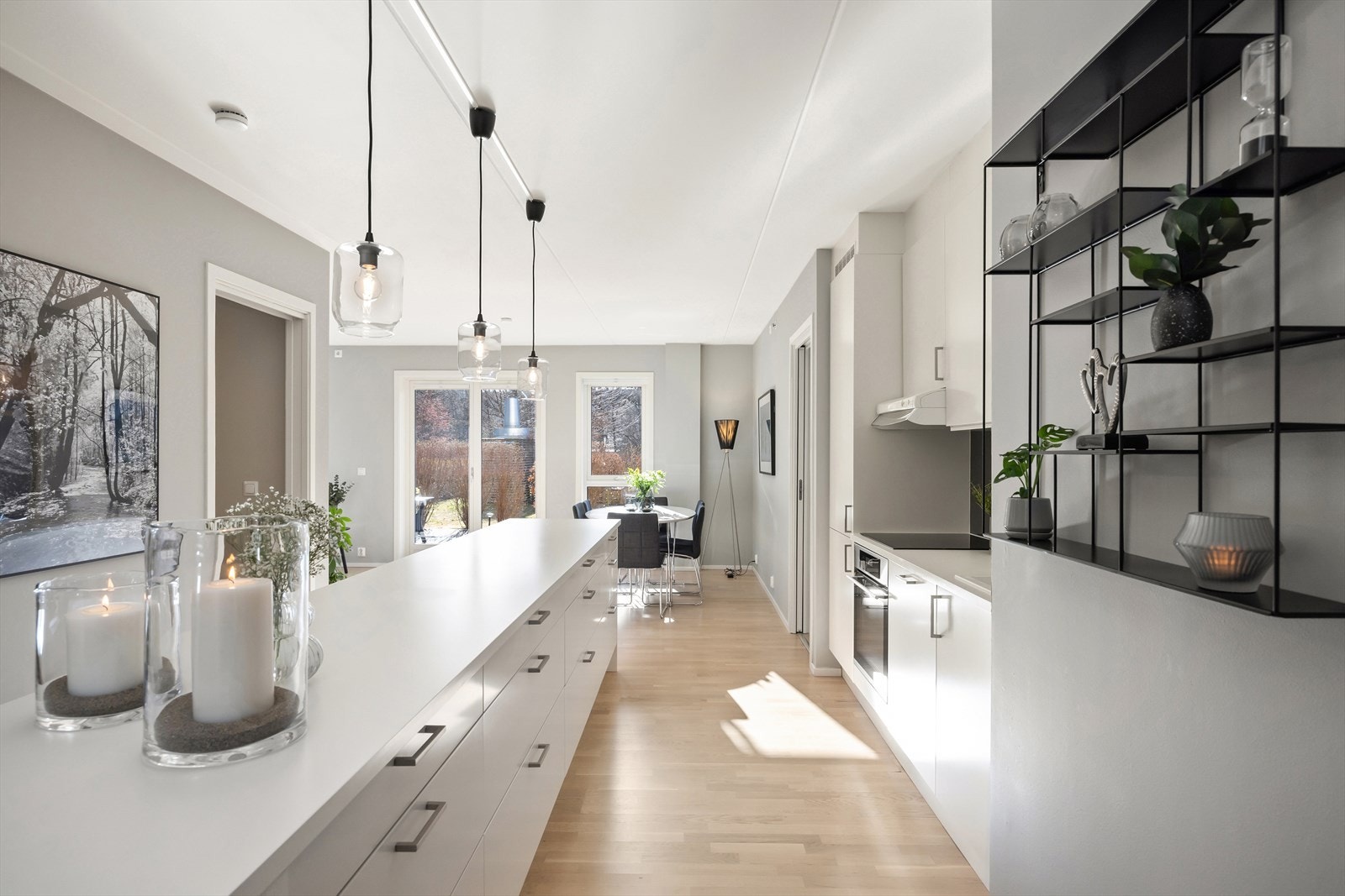 Kjøkkenet ble pusset opp med utskifting av fronter med slitasje/skader og nye benkeplater. Det ble også installert innebygd kjøl- og fryseskap. Galleribilde