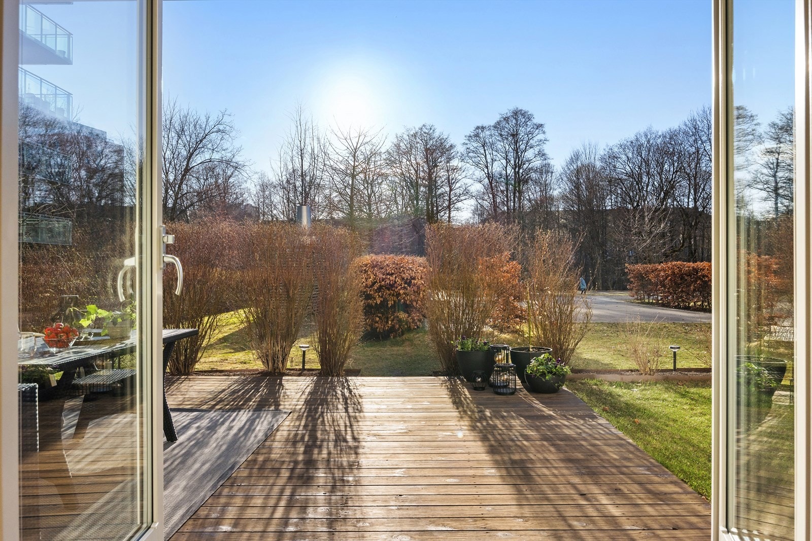 Solrik, usjenert og privat hage på ca. 85 m² inkl. 22 m² platting - vendt mot idylliske Akerselva. En sjelden mulighet i hjertet av Nydalen! Galleribilde